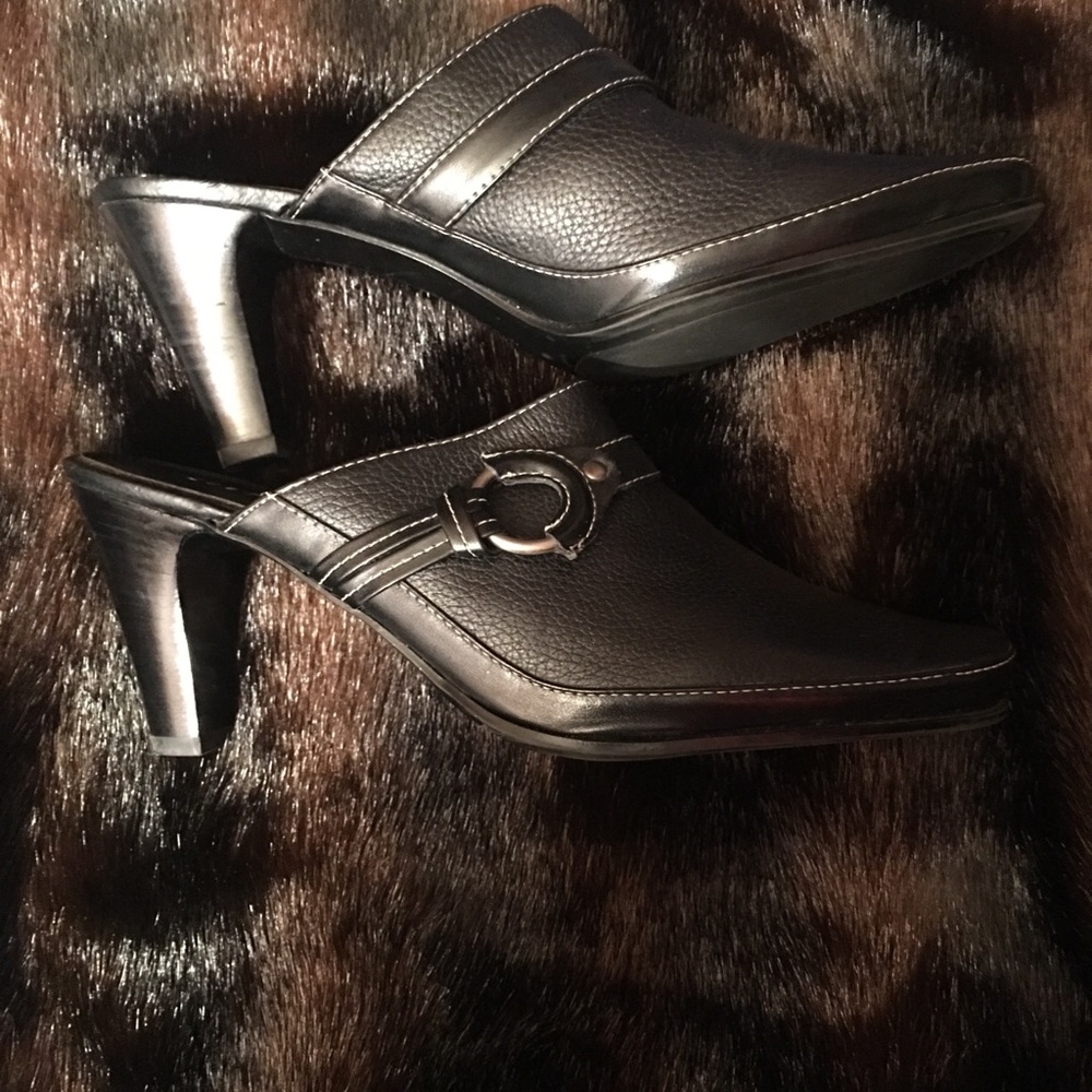 Go anywhere Liz Claiborne heels🌸